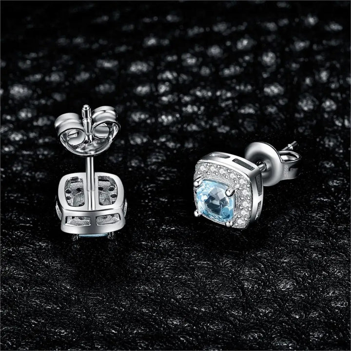 Você está procurando o presente ideal para sua mãe? Neste dia das mães, se você busca presentear com qualidade e elegância, separamos jóias únicas e exclusivas para você! Nossas jóias são compostas por Prata 925 e Ouro 18K, Aqui você encontra o presente ideal para a sua mãe! Confira nossas promoções e leve frete grátis para todo o Brasil! Garantia de envio, devolução fácil e embalagem presenteável!
