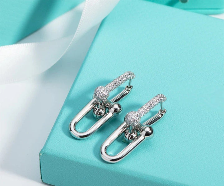 Aqui você encontra Brincos& Argolas de qualidade e para todos os estilos! Brincos de ouro, brincos de prata, brincos pequenos, brincos grandes, brincos infantis hipoalergênicos, brincos de argola e brincos coração! Peças feitas para durar! Confira nossas promoções e leve frete grátis para todo o Brasil! Garantia de envio e devolução fácil.