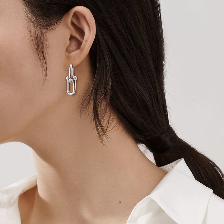 Aqui você encontra Brincos& Argolas de qualidade e para todos os estilos! Brincos de ouro, brincos de prata, brincos pequenos, brincos grandes, brincos infantis hipoalergênicos, brincos de argola e brincos coração! Peças feitas para durar! Confira nossas promoções e leve frete grátis para todo o Brasil! Garantia de envio e devolução fácil.