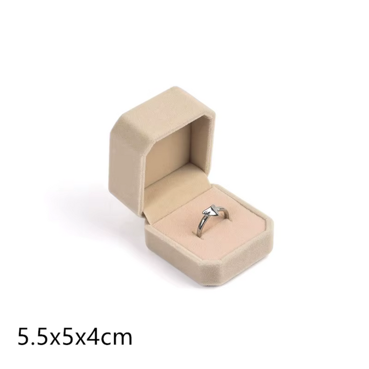 Aqui você encontra Porta Joias de qualidade e para todos os estilos! Porta Joias Grande, Porta Joias pequeno, Mini Porta Joias, Porta Joias para viagem e Porta Joias de Acrilico! Conserve suas jóias em nossos porta joias e aumente a durabilidade delas! Confira nossas promoções e leve frete grátis para todo o Brasil! Garantia de envio e devolução fácil.