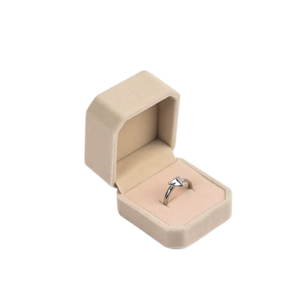 Aqui você encontra Porta Joias de qualidade e para todos os estilos! Porta Joias Grande, Porta Joias pequeno, Mini Porta Joias, Porta Joias para viagem e Porta Joias de Acrilico! Conserve suas jóias em nossos porta joias e aumente a durabilidade delas! Confira nossas promoções e leve frete grátis para todo o Brasil! Garantia de envio e devolução fácil.
