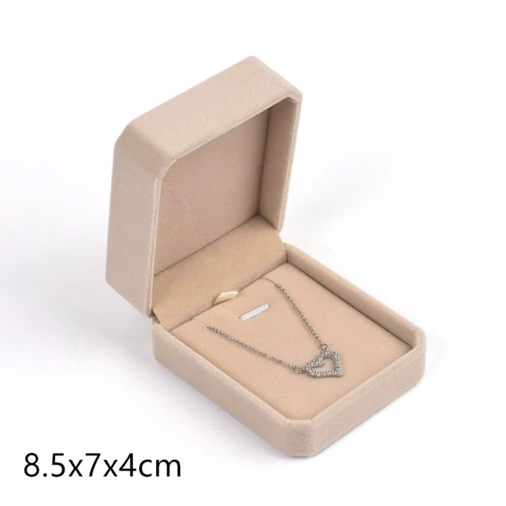 Aqui você encontra Porta Joias de qualidade e para todos os estilos! Porta Joias Grande, Porta Joias pequeno, Mini Porta Joias, Porta Joias para viagem e Porta Joias de Acrilico! Conserve suas jóias em nossos porta joias e aumente a durabilidade delas! Confira nossas promoções e leve frete grátis para todo o Brasil! Garantia de envio e devolução fácil.