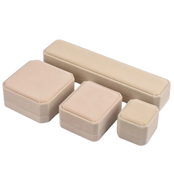 Aqui você encontra Porta Joias de qualidade e para todos os estilos! Porta Joias Grande, Porta Joias pequeno, Mini Porta Joias, Porta Joias para viagem e Porta Joias de Acrilico! Conserve suas jóias em nossos porta joias e aumente a durabilidade delas! Confira nossas promoções e leve frete grátis para todo o Brasil! Garantia de envio e devolução fácil.