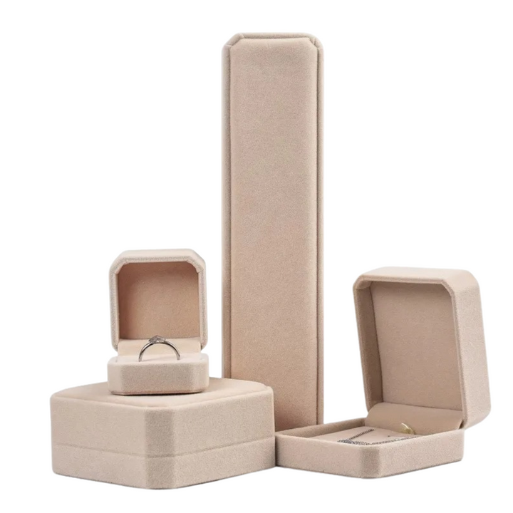 Aqui você encontra Porta Joias de qualidade e para todos os estilos! Porta Joias Grande, Porta Joias pequeno, Mini Porta Joias, Porta Joias para viagem e Porta Joias de Acrilico! Conserve suas jóias em nossos porta joias e aumente a durabilidade delas! Confira nossas promoções e leve frete grátis para todo o Brasil! Garantia de envio e devolução fácil.