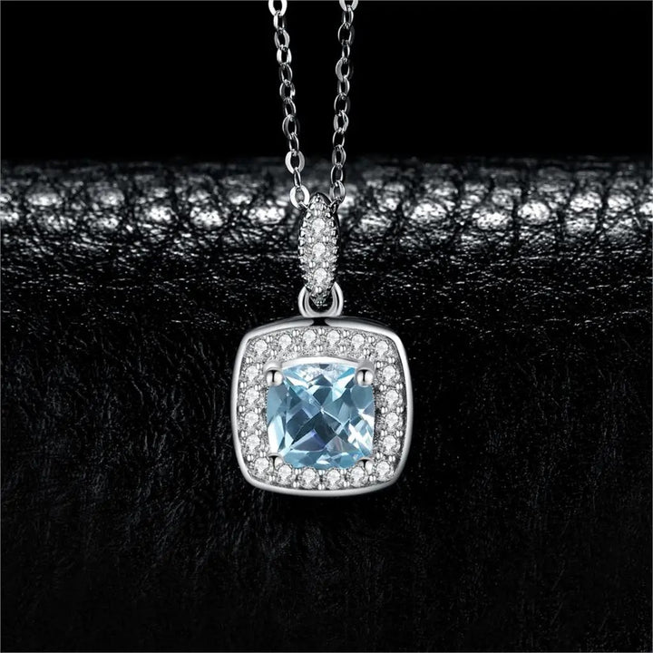 Você está procurando o presente ideal para sua mãe? Neste dia das mães, se você busca presentear com qualidade e elegância, separamos jóias únicas e exclusivas para você! Nossas jóias são compostas por Prata 925 e Ouro 18K, Aqui você encontra o presente ideal para a sua mãe! Confira nossas promoções e leve frete grátis para todo o Brasil! Garantia de envio, devolução fácil e embalagem presenteável!