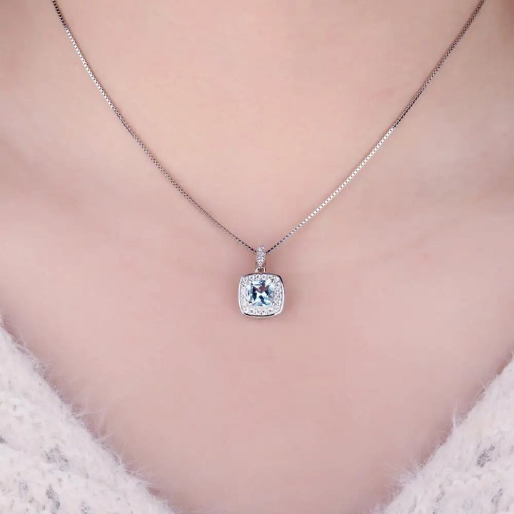 Você está procurando o presente ideal para sua mãe? Neste dia das mães, se você busca presentear com qualidade e elegância, separamos jóias únicas e exclusivas para você! Nossas jóias são compostas por Prata 925 e Ouro 18K, Aqui você encontra o presente ideal para a sua mãe! Confira nossas promoções e leve frete grátis para todo o Brasil! Garantia de envio, devolução fácil e embalagem presenteável!