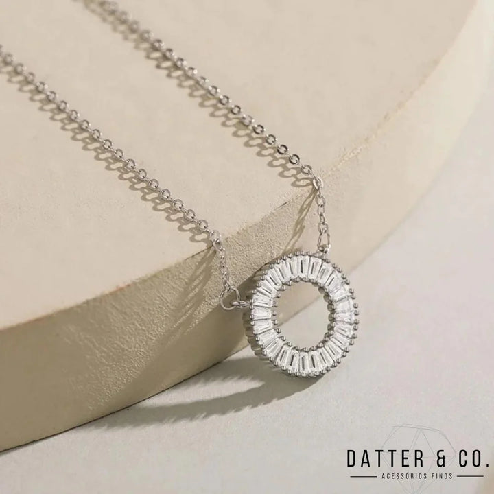 Os melhores colares femininos, colar feminino de prata, colar feminino de ouro, colar de pérola, colar feminino delicado com qualidade e durabilidade, peças que duram, não causam alergias e nem escurecem com o uso! Compre aqui na Datter & Co, Frete Grátis e Devolução Fácil.