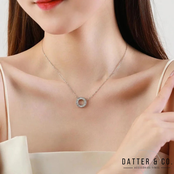 Os melhores colares femininos, colar feminino de prata, colar feminino de ouro, colar de pérola, colar feminino delicado com qualidade e durabilidade, peças que duram, não causam alergias e nem escurecem com o uso! Compre aqui na Datter & Co, Frete Grátis e Devolução Fácil.