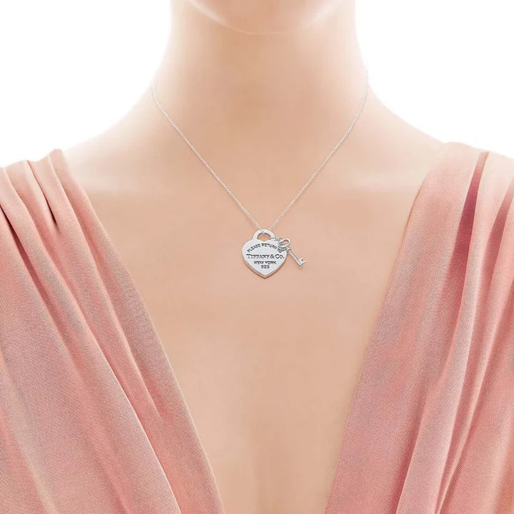 Os melhores colares femininos, colar feminino de prata, colar feminino de ouro, colar de pérola, colar feminino delicado com qualidade e durabilidade, peças que duram, não causam alergias e nem escurecem com o uso! Compre aqui na Datter & Co, Frete Grátis e Devolução Fácil.