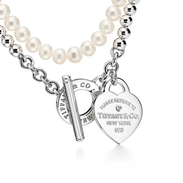 Os melhores colares femininos, colar feminino de prata, colar feminino de ouro, colar de pérola, colar feminino delicado com qualidade e durabilidade, peças que duram, não causam alergias e nem escurecem com o uso! Compre aqui na Datter & Co, Frete Grátis e Devolução Fácil.