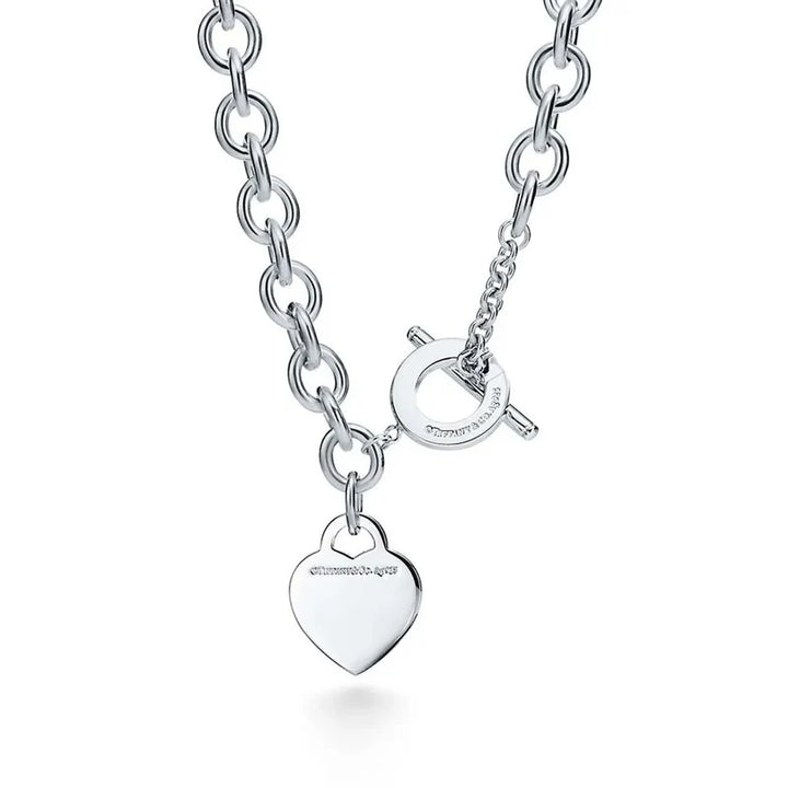 Os melhores colares femininos, colar feminino de prata, colar feminino de ouro, colar de pérola, colar feminino delicado com qualidade e durabilidade, peças que duram, não causam alergias e nem escurecem com o uso! Compre aqui na Datter & Co, Frete Grátis e Devolução Fácil.