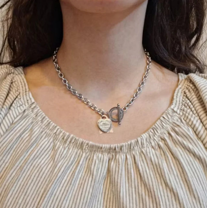 Os melhores colares femininos, colar feminino de prata, colar feminino de ouro, colar de pérola, colar feminino delicado com qualidade e durabilidade, peças que duram, não causam alergias e nem escurecem com o uso! Compre aqui na Datter & Co, Frete Grátis e Devolução Fácil.