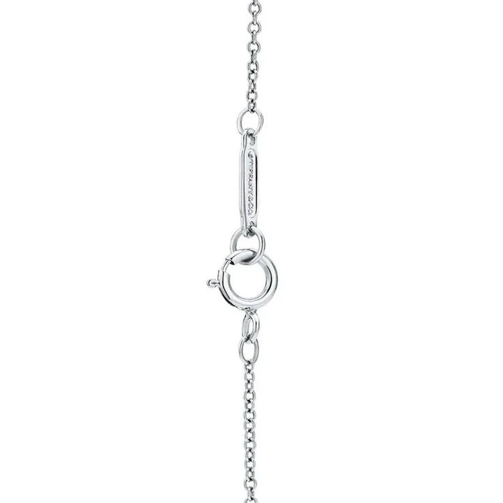 Os melhores colares femininos, colar feminino de prata, colar feminino de ouro, colar de pérola, colar feminino delicado com qualidade e durabilidade, peças que duram, não causam alergias e nem escurecem com o uso! Compre aqui na Datter & Co, Frete Grátis e Devolução Fácil.