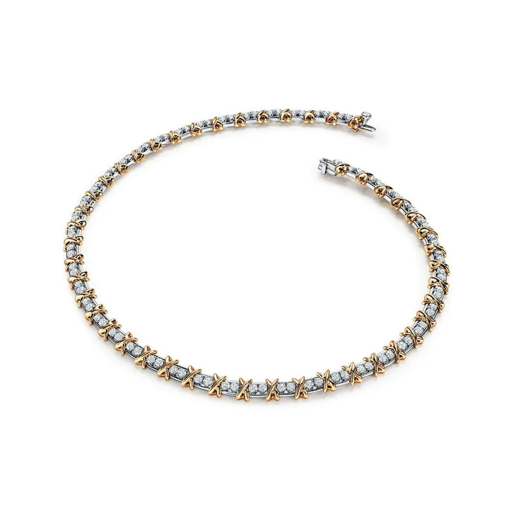 Se você busca por colar cravejado de alta qualidade, aqui na Datter & Co, temos uma variedade de produtos que não escurecem com o uso, não causam alergias e são 100% á prova d'água, compre aqui na Datter & Co, Frete Grátis e Devolução Fácil.