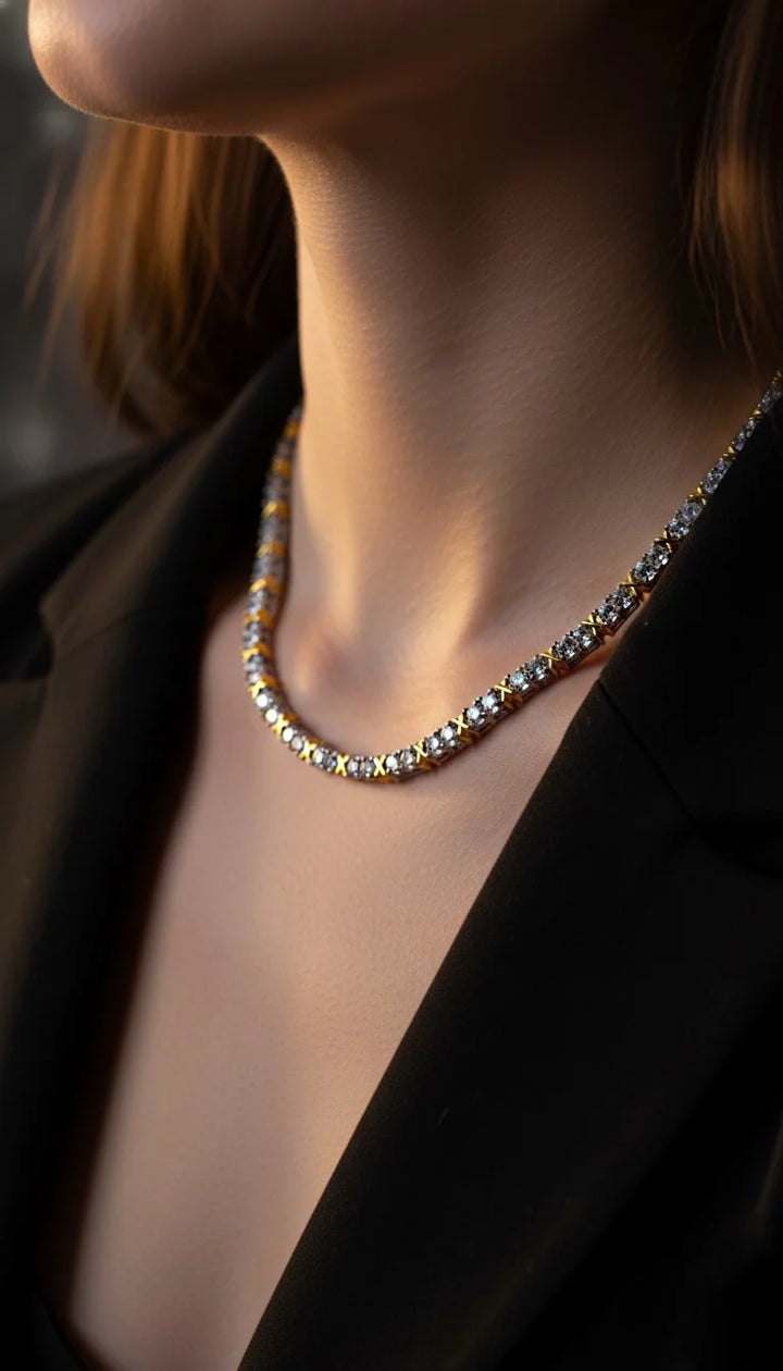 Se você busca por colar cravejado de alta qualidade, aqui na Datter & Co, temos uma variedade de produtos que não escurecem com o uso, não causam alergias e são 100% á prova d'água, compre aqui na Datter & Co, Frete Grátis e Devolução Fácil.