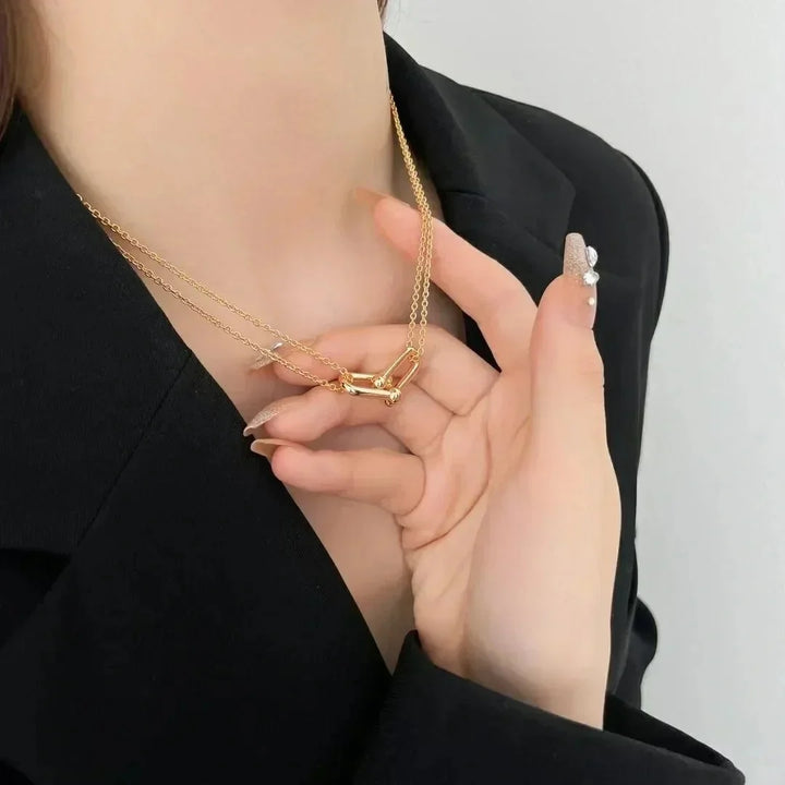 Os melhores colares femininos, colar feminino de prata, colar feminino de ouro, colar de pérola, colar feminino delicado com qualidade e durabilidade, peças que duram, não causam alergias e nem escurecem com o uso! Compre aqui na Datter & Co, Frete Grátis e Devolução Fácil.