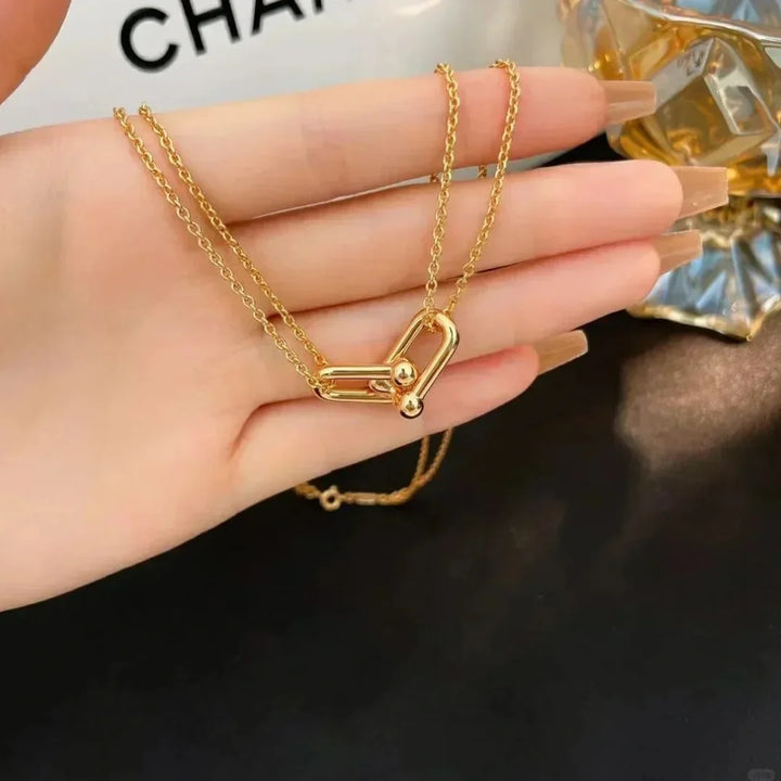 Os melhores colares femininos, colar feminino de prata, colar feminino de ouro, colar de pérola, colar feminino delicado com qualidade e durabilidade, peças que duram, não causam alergias e nem escurecem com o uso! Compre aqui na Datter & Co, Frete Grátis e Devolução Fácil.