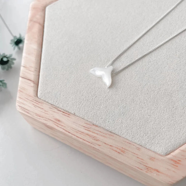 Se você busca por jóias de alta qualidade e recebimento em até 4 dias, aqui na Datter &Co, temos uma variedade de produtos que não escurecem com o uso, não causam alergias e são 100% á prova d'água, compre aqui na Datter & Co, Frete Grátis e Devolução Fácil