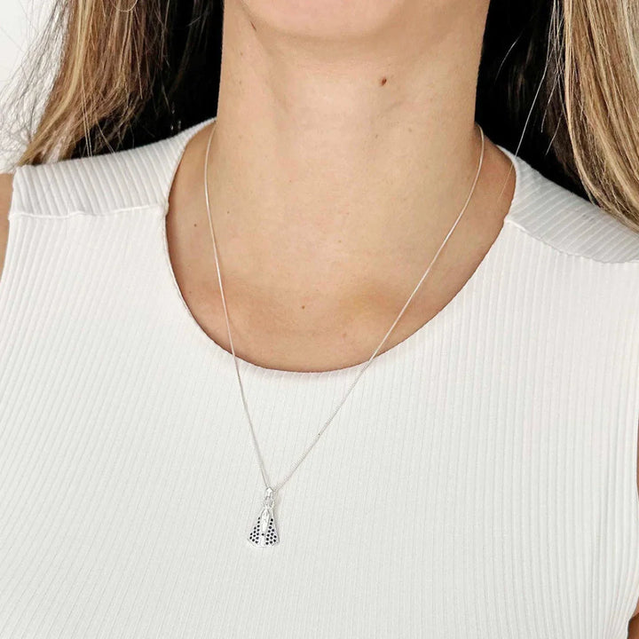 Se você busca por jóias de alta qualidade e recebimento em até 4 dias, aqui na Datter &Co, temos uma variedade de produtos que não escurecem com o uso, não causam alergias e são 100% á prova d'água, compre aqui na Datter & Co, Frete Grátis e Devolução Fácil