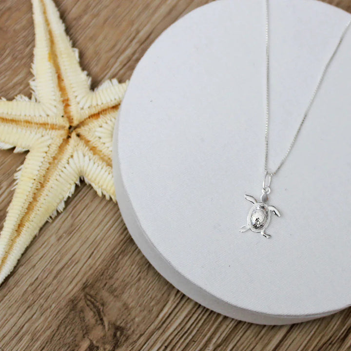 Se você busca por jóias de alta qualidade e recebimento em até 4 dias, aqui na Datter &Co, temos uma variedade de produtos que não escurecem com o uso, não causam alergias e são 100% á prova d'água, compre aqui na Datter & Co, Frete Grátis e Devolução Fácil