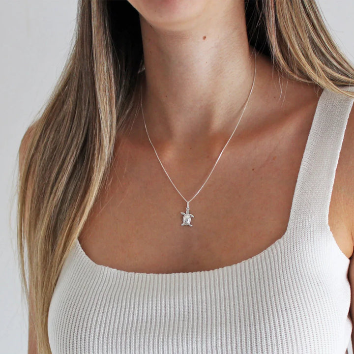 Se você busca por jóias de alta qualidade e recebimento em até 4 dias, aqui na Datter &Co, temos uma variedade de produtos que não escurecem com o uso, não causam alergias e são 100% á prova d'água, compre aqui na Datter & Co, Frete Grátis e Devolução Fácil