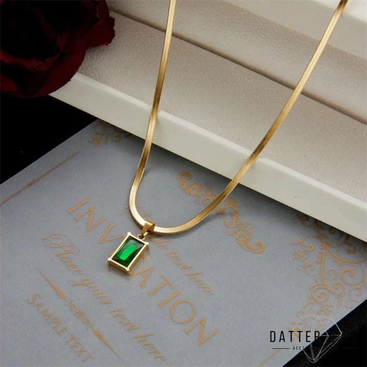Os melhores colares femininos, colar feminino de prata, colar feminino de ouro, colar de pérola, colar feminino delicado com qualidade e durabilidade, peças que duram, não causam alergias e nem escurecem com o uso! Compre aqui na Datter & Co, Frete Grátis e Devolução Fácil.
