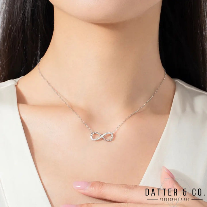 Os melhores colares femininos, colar feminino de prata, colar feminino de ouro, colar de pérola, colar feminino delicado com qualidade e durabilidade, peças que duram, não causam alergias e nem escurecem com o uso! Compre aqui na Datter & Co, Frete Grátis e Devolução Fácil.