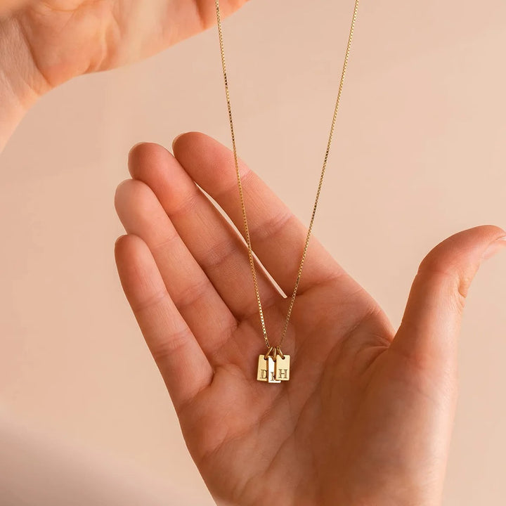Você está procurando o presente ideal para sua mãe? Neste dia das mães, se você busca presentear com qualidade e elegância, separamos jóias únicas e exclusivas para você! Nossas jóias são compostas por Prata 925 e Ouro 18K, Aqui você encontra o presente ideal para a sua mãe! Confira nossas promoções e leve frete grátis para todo o Brasil! Garantia de envio, devolução fácil e embalagem presenteável!