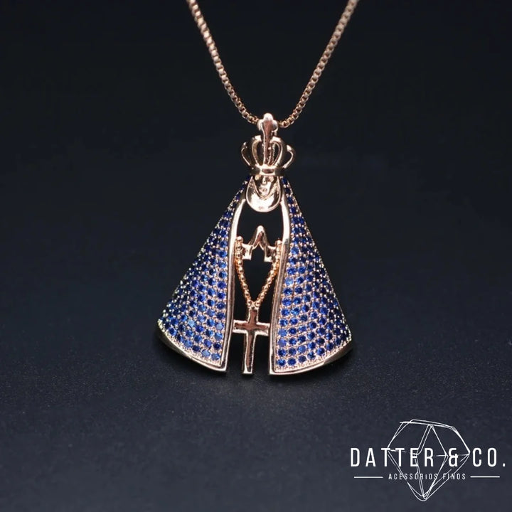 Os melhores colares femininos, colar feminino de prata, colar feminino de ouro, colar de pérola, colar feminino delicado com qualidade e durabilidade, peças que duram, não causam alergias e nem escurecem com o uso! Compre aqui na Datter & Co, Frete Grátis e Devolução Fácil.