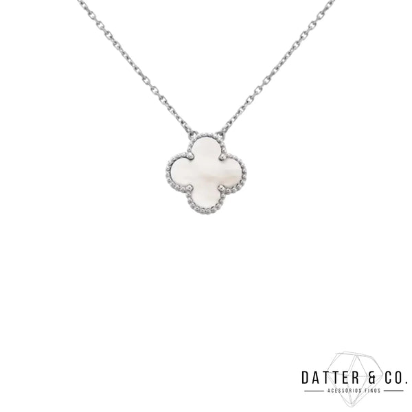 Os melhores colares femininos, colar feminino de prata, colar feminino de ouro, colar de pérola, colar feminino delicado com qualidade e durabilidade, peças que duram, não causam alergias e nem escurecem com o uso! Compre aqui na Datter & Co, Frete Grátis e Devolução Fácil.