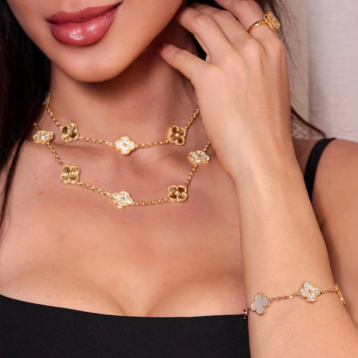 Inspirado no Trevo de quatro folhas, estas jóias são sinônimo de sorte e proteção.Se você busca por colares trevo, pulseiras trevo, anéis trevo ou conjuntos trevo de alta qualidade, compre aqui na Datter & Co, Frete Grátis e Devolução Fácil.
