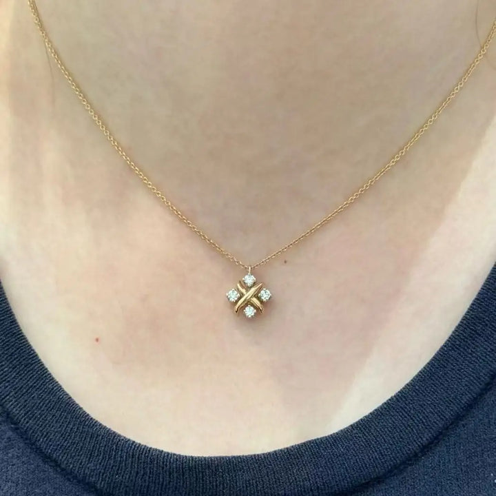 Se você busca por colar cravejado de alta qualidade, aqui na Datter & Co, temos uma variedade de produtos que não escurecem com o uso, não causam alergias e são 100% á prova d'água, compre aqui na Datter & Co, Frete Grátis e Devolução Fácil.