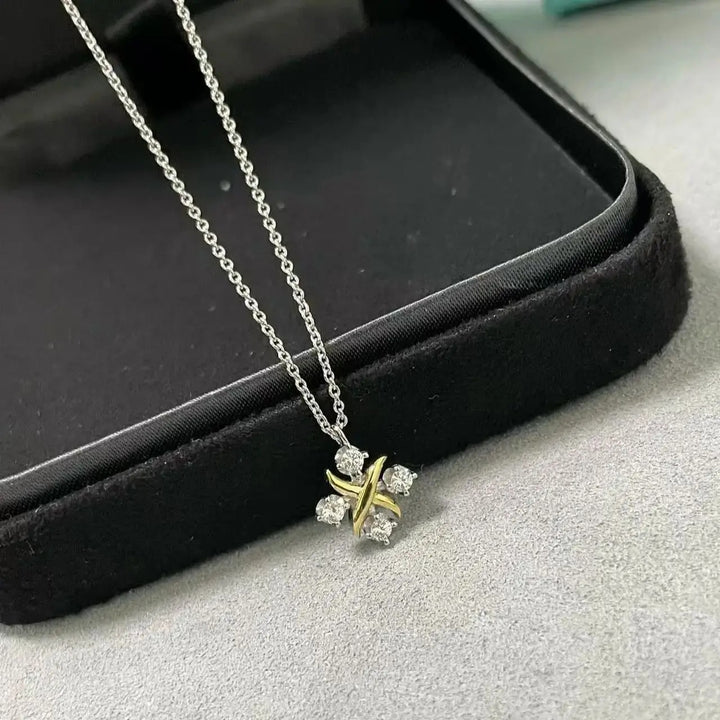 Se você busca por colar cravejado de alta qualidade, aqui na Datter & Co, temos uma variedade de produtos que não escurecem com o uso, não causam alergias e são 100% á prova d'água, compre aqui na Datter & Co, Frete Grátis e Devolução Fácil.