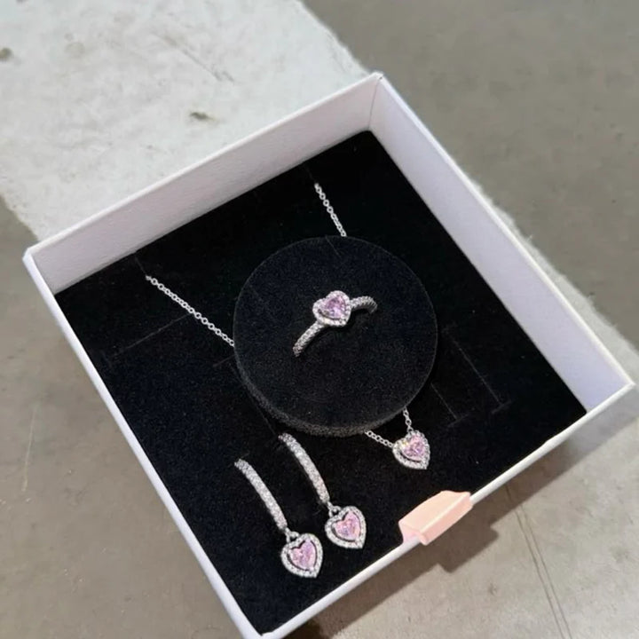 Se você busca por Conjuntos Femininos de alta qualidade, aqui na Datter & Co, temos uma variedade de produtos que não escurecem com o uso, não causam alergias e são 100% á prova d'água, compre aqui na Datter & Co, Frete Grátis e Devolução Fácil.