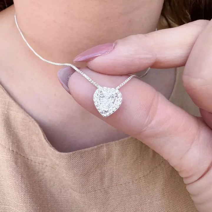 Se você busca por jóias de alta qualidade e recebimento em até 4 dias, aqui na Datter &Co, temos uma variedade de produtos que não escurecem com o uso, não causam alergias e são 100% á prova d'água, compre aqui na Datter & Co, Frete Grátis e Devolução Fácil