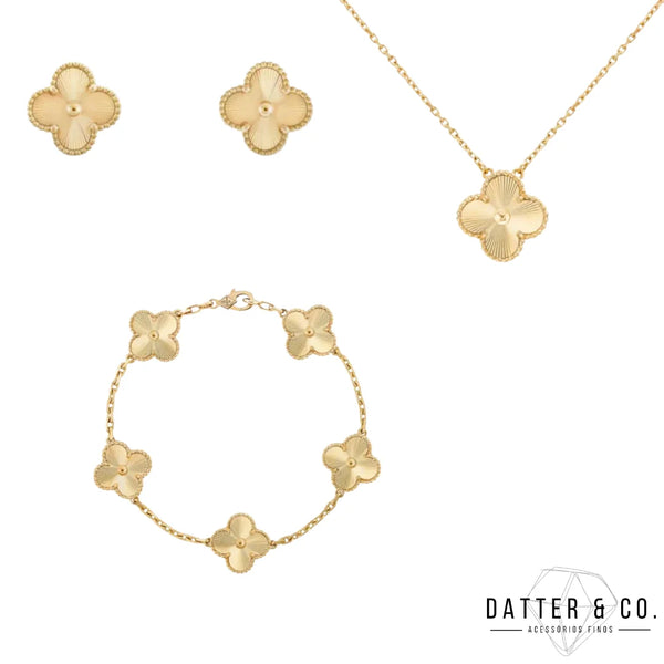 Os melhores colares femininos, colar feminino de prata, colar feminino de ouro, colar de pérola, colar feminino delicado com qualidade e durabilidade, peças que duram, não causam alergias e nem escurecem com o uso! Compre aqui na Datter & Co, Frete Grátis e Devolução Fácil.