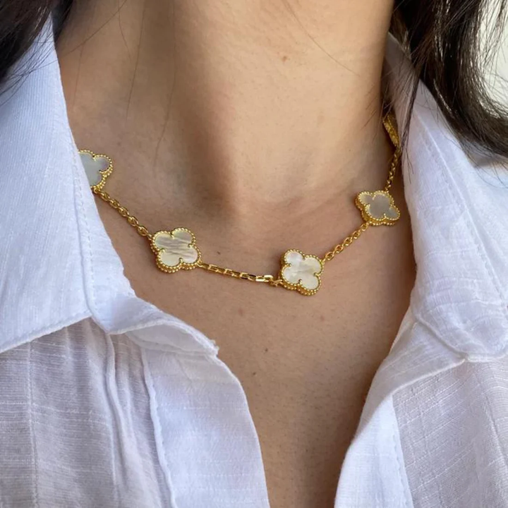 Inspirado no Trevo de quatro folhas, estas jóias são sinônimo de sorte e proteção.
Se você busca por colares trevo, pulseiras trevo, anéis trevo ou conjuntos trevo de alta qualidade, compre aqui na Datter & Co, Frete Grátis e Devolução Fácil.