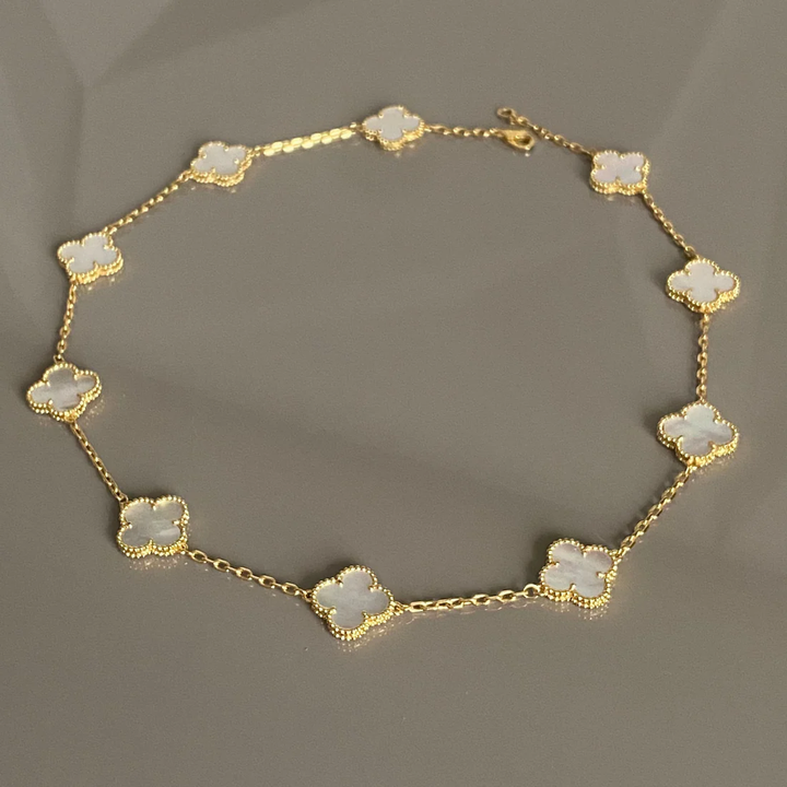 Inspirado no Trevo de quatro folhas, estas jóias são sinônimo de sorte e proteção.
Se você busca por colares trevo, pulseiras trevo, anéis trevo ou conjuntos trevo de alta qualidade, compre aqui na Datter & Co, Frete Grátis e Devolução Fácil.