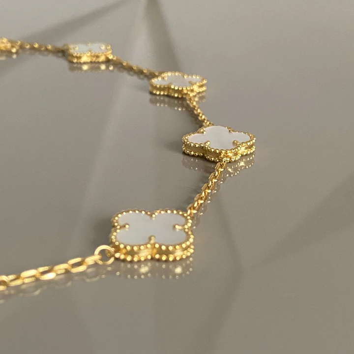 Inspirado no Trevo de quatro folhas, estas jóias são sinônimo de sorte e proteção.
Se você busca por colares trevo, pulseiras trevo, anéis trevo ou conjuntos trevo de alta qualidade, compre aqui na Datter & Co, Frete Grátis e Devolução Fácil.