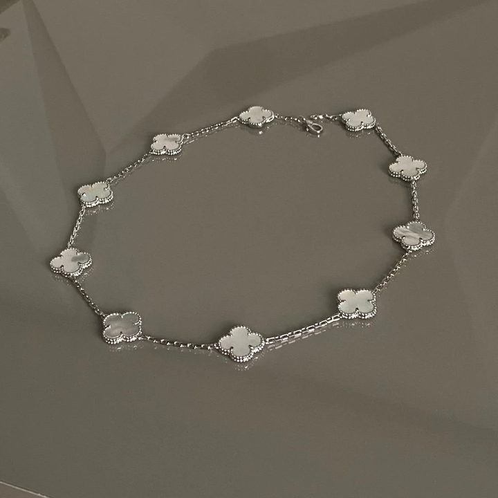 Inspirado no Trevo de quatro folhas, estas jóias são sinônimo de sorte e proteção. Se você busca por colares trevo, pulseiras trevo, anéis trevo ou conjuntos trevo de alta qualidade, compre aqui na Datter & Co. Frete Grátis e Devolução Fácil.