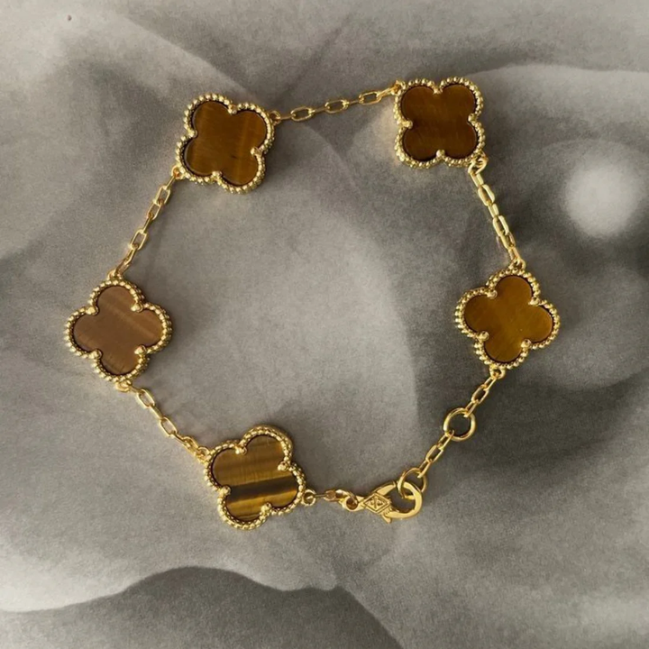 Inspirado no Trevo de quatro folhas, estas jóias são sinônimo de sorte e proteção. Se você busca por colares trevo, pulseiras trevo, anéis trevo ou conjuntos trevo de alta qualidade, compre aqui na Datter & Co. Frete Grátis e Devolução Fácil.