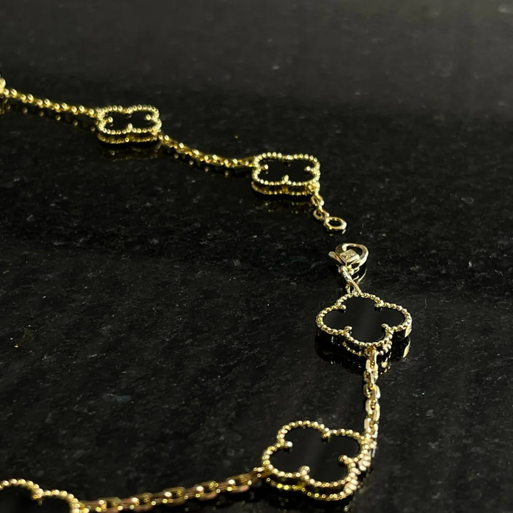 Inspirado no Trevo de quatro folhas, estas jóias são sinônimo de sorte e proteção.
Se você busca por colares trevo, pulseiras trevo, anéis trevo ou conjuntos trevo de alta qualidade, compre aqui na Datter &amp; Co, Frete Grátis e Devolução Fácil.