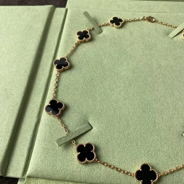 Inspirado no Trevo de quatro folhas, estas jóias são sinônimo de sorte e proteção.
Se você busca por colares trevo, pulseiras trevo, anéis trevo ou conjuntos trevo de alta qualidade, compre aqui na Datter &amp; Co, Frete Grátis e Devolução Fácil.