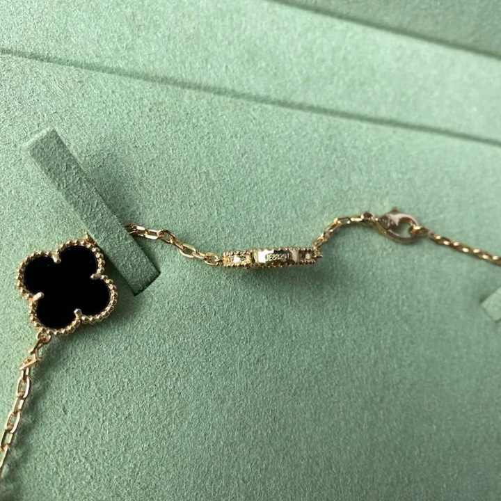 Inspirado no Trevo de quatro folhas, estas jóias são sinônimo de sorte e proteção.
Se você busca por colares trevo, pulseiras trevo, anéis trevo ou conjuntos trevo de alta qualidade, compre aqui na Datter &amp; Co, Frete Grátis e Devolução Fácil.