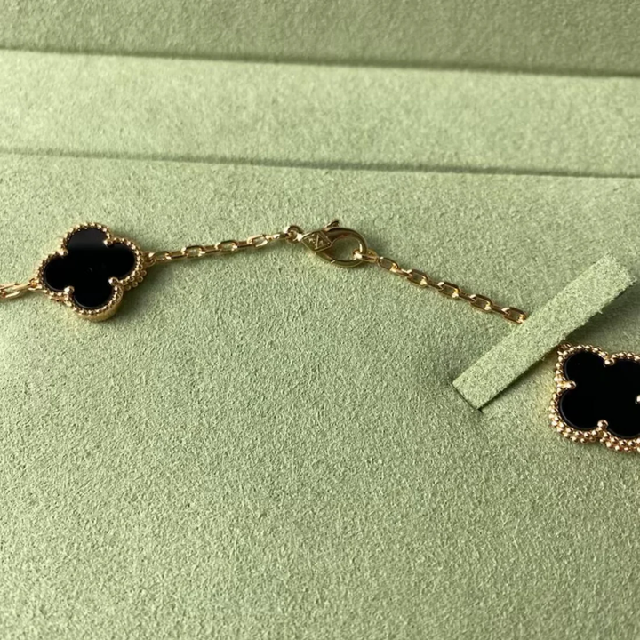 Inspirado no Trevo de quatro folhas, estas jóias são sinônimo de sorte e proteção.
Se você busca por colares trevo, pulseiras trevo, anéis trevo ou conjuntos trevo de alta qualidade, compre aqui na Datter &amp; Co, Frete Grátis e Devolução Fácil.