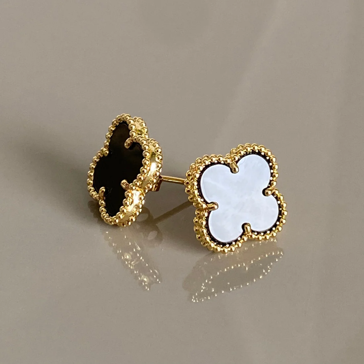 Inspirado no Trevo de quatro folhas, estas jóias são sinônimo de sorte e proteção.
Se você busca por colares trevo, pulseiras trevo, anéis trevo ou conjuntos trevo de alta qualidade, compre aqui na Datter &amp; Co, Frete Grátis e Devolução Fácil.