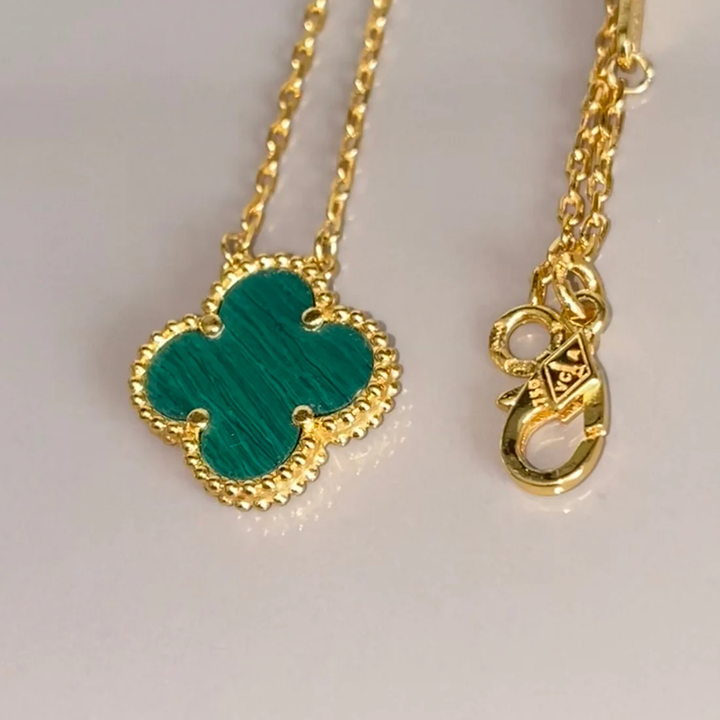 Inspirado no Trevo de quatro folhas, estas jóias são sinônimo de sorte e proteção.
Se você busca por colares trevo, pulseiras trevo, anéis trevo ou conjuntos trevo de alta qualidade, compre aqui na Datter & Co, Frete Grátis e Devolução Fácil.