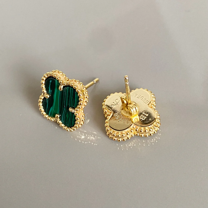 Inspirado no Trevo de quatro folhas, estas jóias são sinônimo de sorte e proteção.
Se você busca por colares trevo, pulseiras trevo, anéis trevo ou conjuntos trevo de alta qualidade, compre aqui na Datter & Co, Frete Grátis e Devolução Fácil.