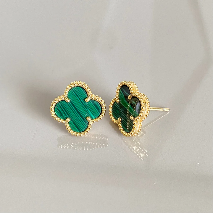 Inspirado no Trevo de quatro folhas, estas jóias são sinônimo de sorte e proteção.
Se você busca por colares trevo, pulseiras trevo, anéis trevo ou conjuntos trevo de alta qualidade, compre aqui na Datter & Co, Frete Grátis e Devolução Fácil.