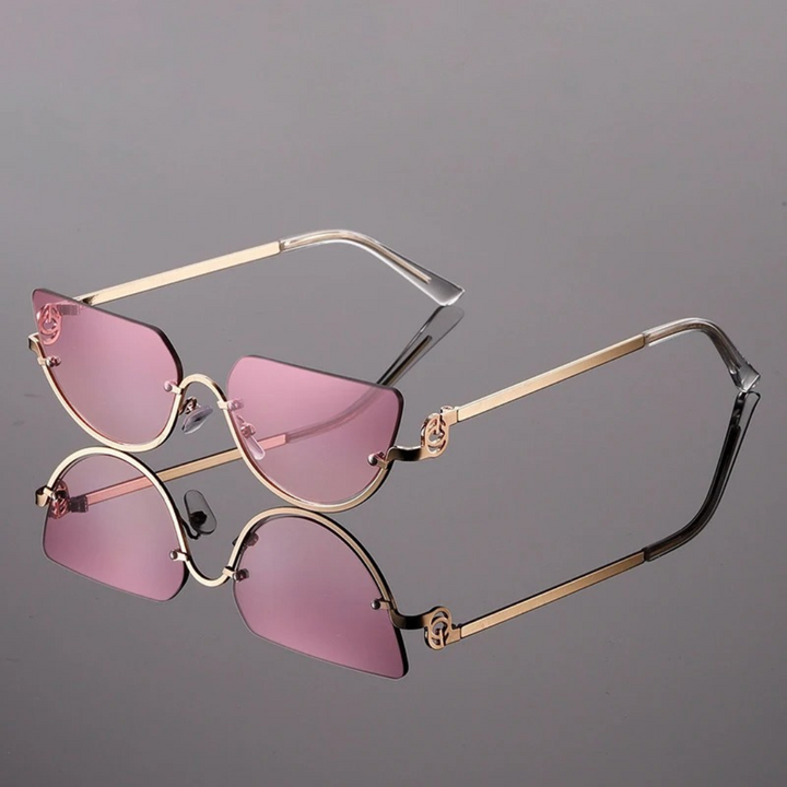 Eleve seu estilo com os Óculos de Sol Lírio Proteção UV-400, um acessório que une sofisticação e segurança para os seus olhos. Com design minimalista e armação leve, este modelo inspirado no luxo retrô destaca-se pelo charme e modernidade. As lentes de alta qualidade garantem proteção UV-400, bloqueando os raios nocivos do sol e proporcionando conforto visual inigualável. 